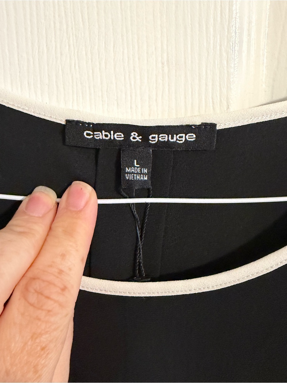 Cable & Gauge Black Sleeveless Blouse White Contrast Trim Hem NWT Size L - Picture 4 of 9